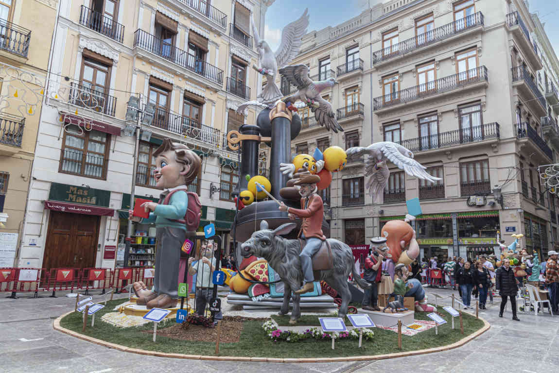 Valencia - fallas 2023 - falla plaza de la Merced - Llamame llamame 02.jpg